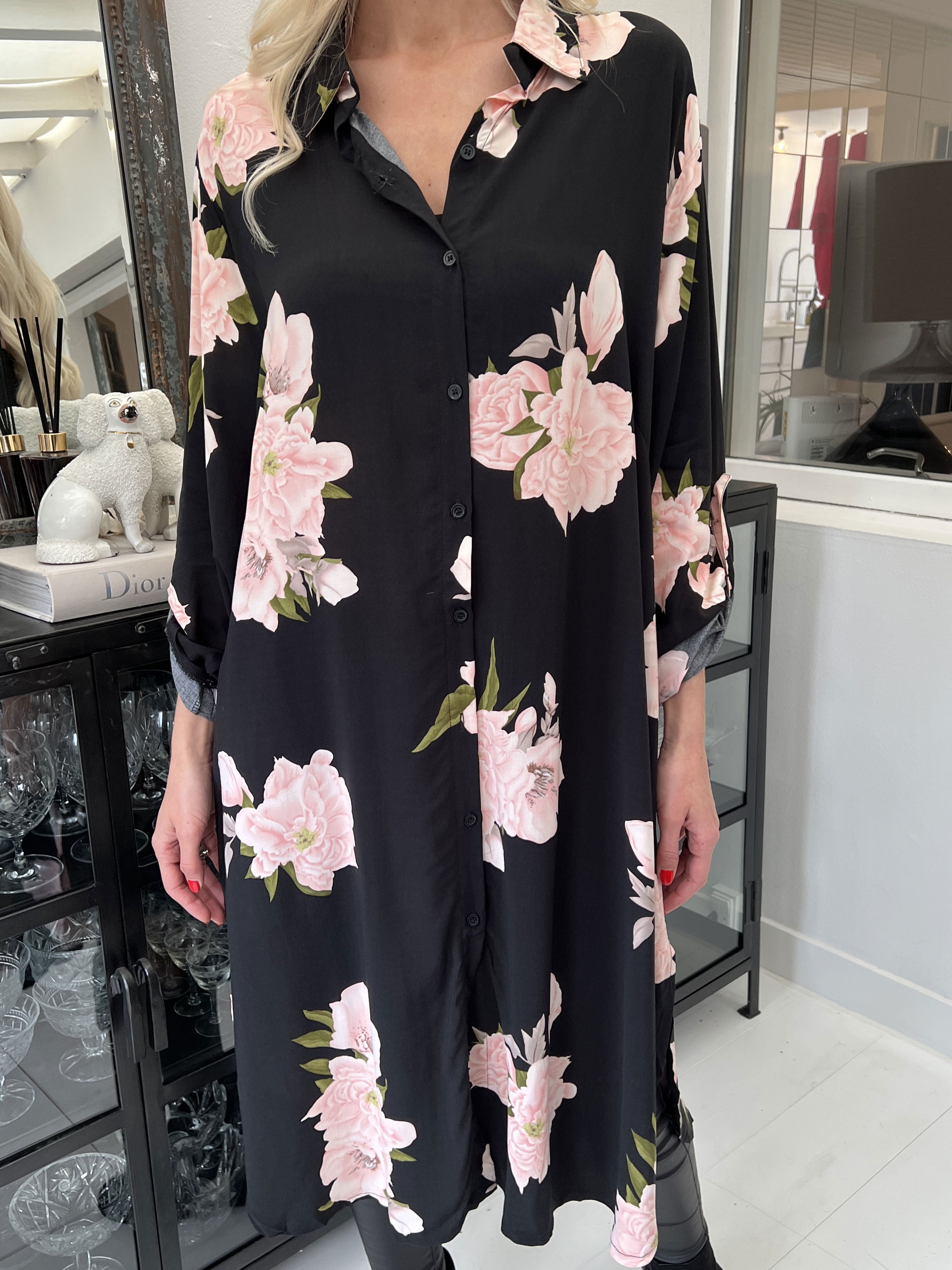 Maida - Sort skjortekjole med blomsterprint